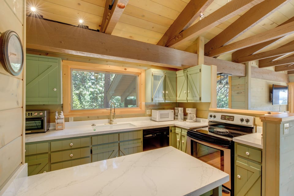 Kitchen | Main Level | Dishwasher | Drip Coffee Maker & Keurig