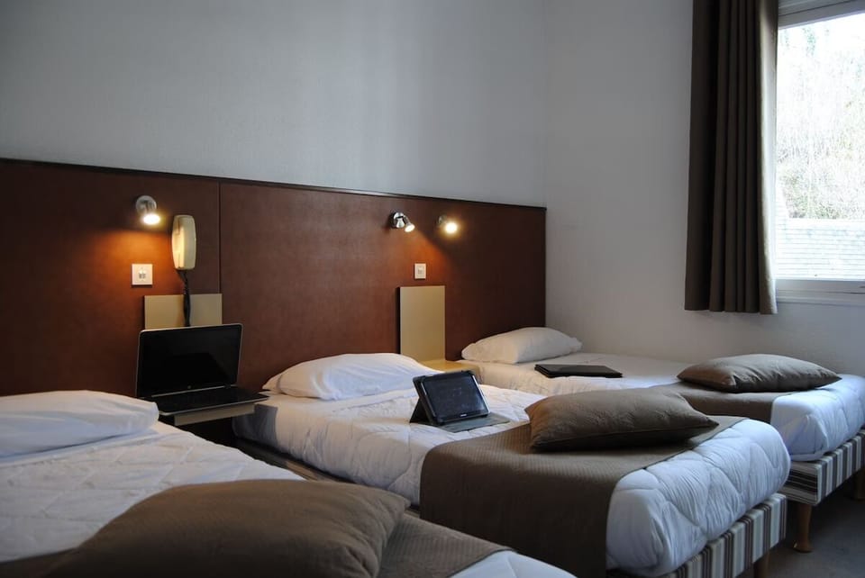1 Double bed and 2 Twin beds