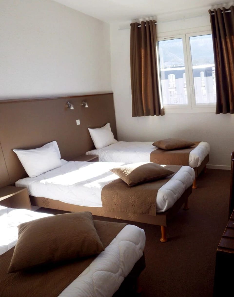 1 Double bed and 2 Twin beds