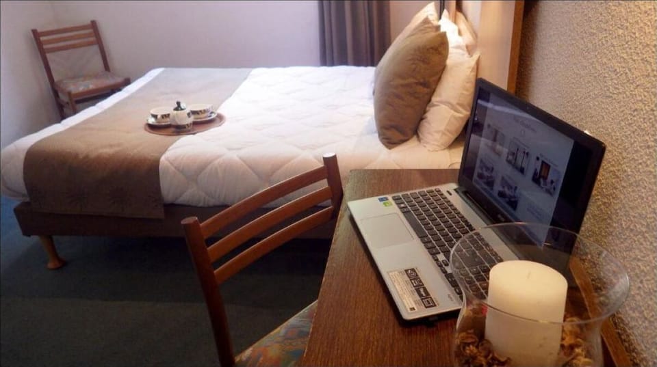 1 Double bed and work desk