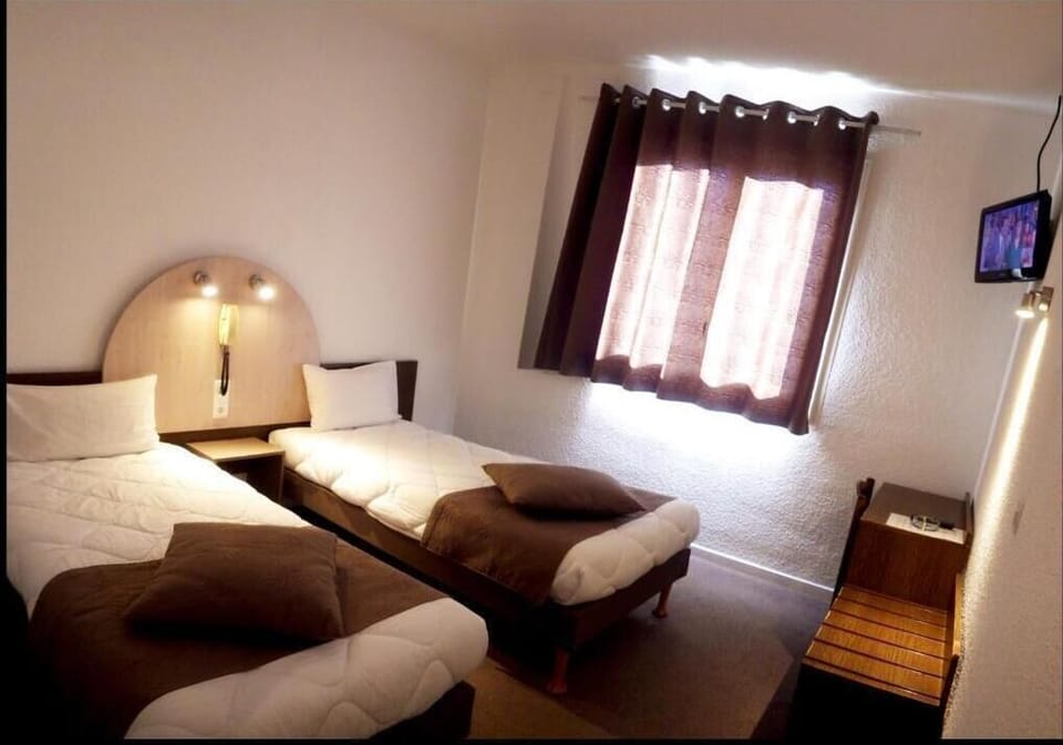 2 Twin beds