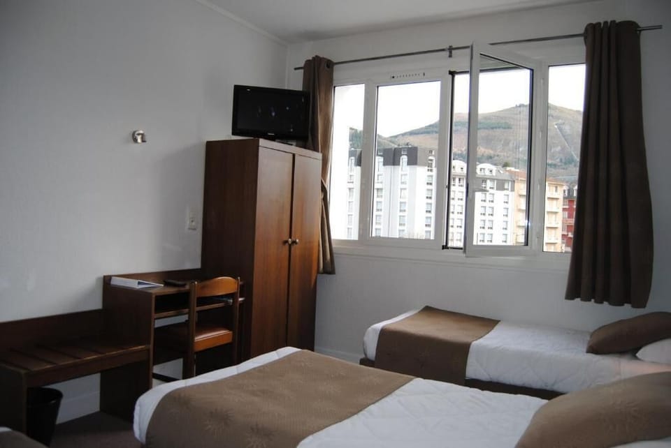 1 Double bed and 2 Twin beds