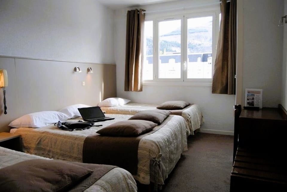 1 Double bed and 2 Twin beds
