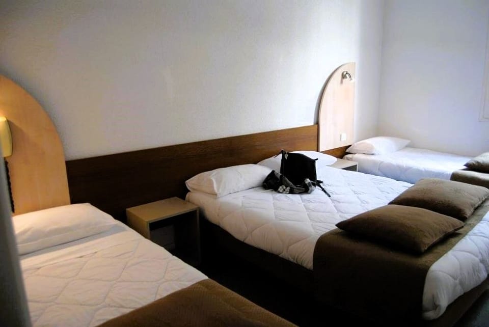 1 Double bed and 2 Twin beds