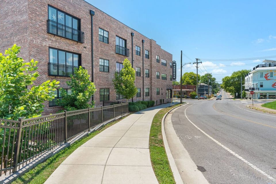 New building, conveniently located just 10 min to Broadway and 13 min to Grand Ole Opry. Check out the hair salon on the ground floor in case you need a quick cut!