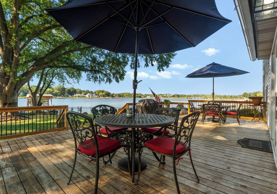 Dine al fresco on the deck with fresh air and relaxing lake views.