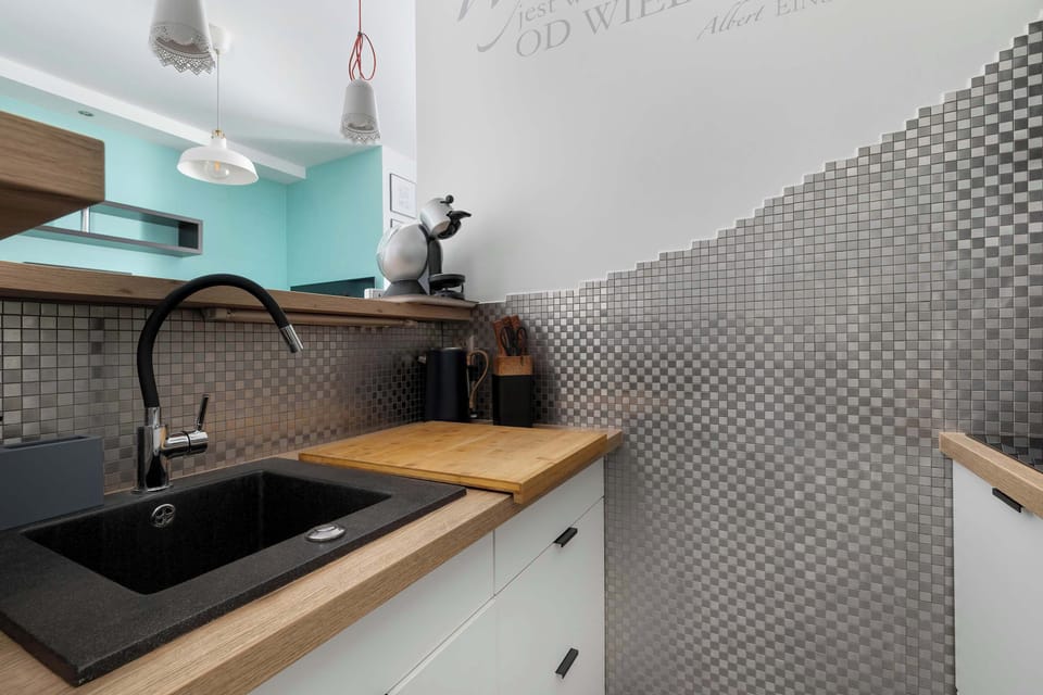 Black kitchen fittings in a contrasting design give the space a sense of character and modern elegance.