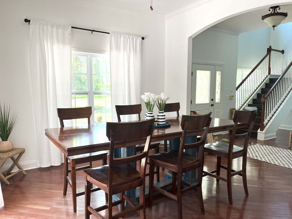 Create memories around the table - dining for 6!