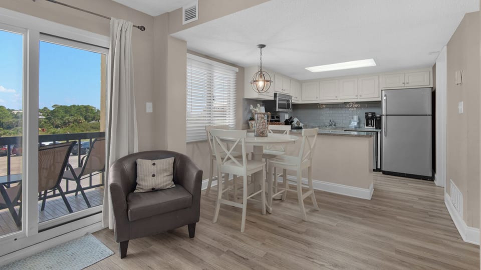 Pinnacle Port A113 - Dining into kitchen