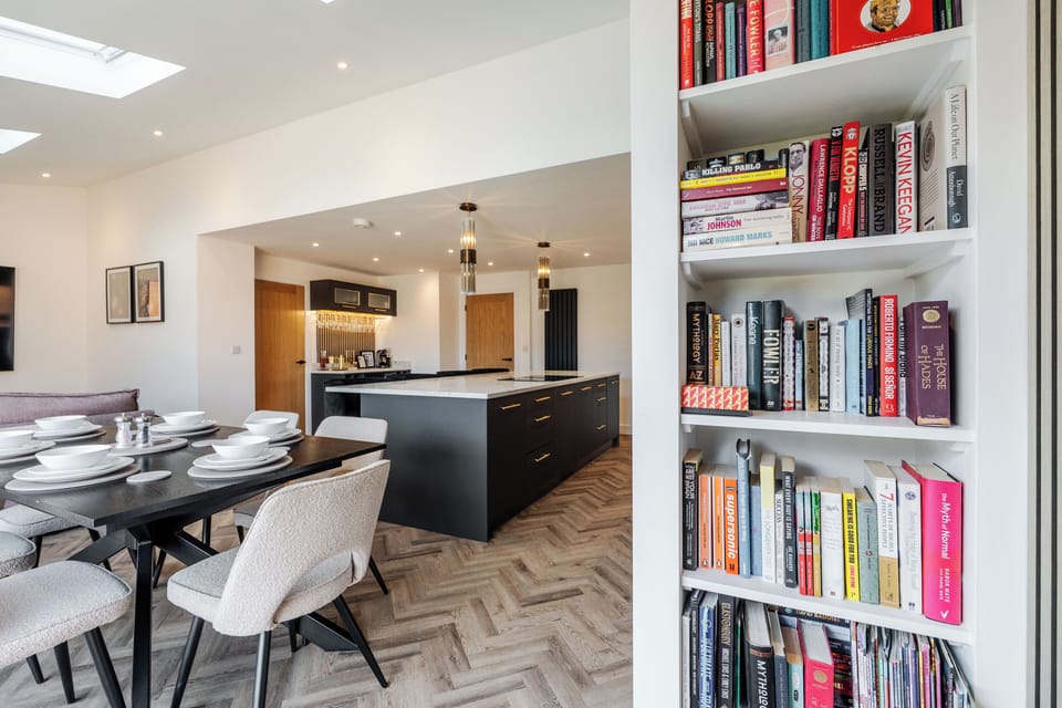 Kitchen:
Modern kitchen packed with features, including 2 ovens, 2 fridges, filtered tap, stove, toaster, and ample counter space — packed with everything you need and more!