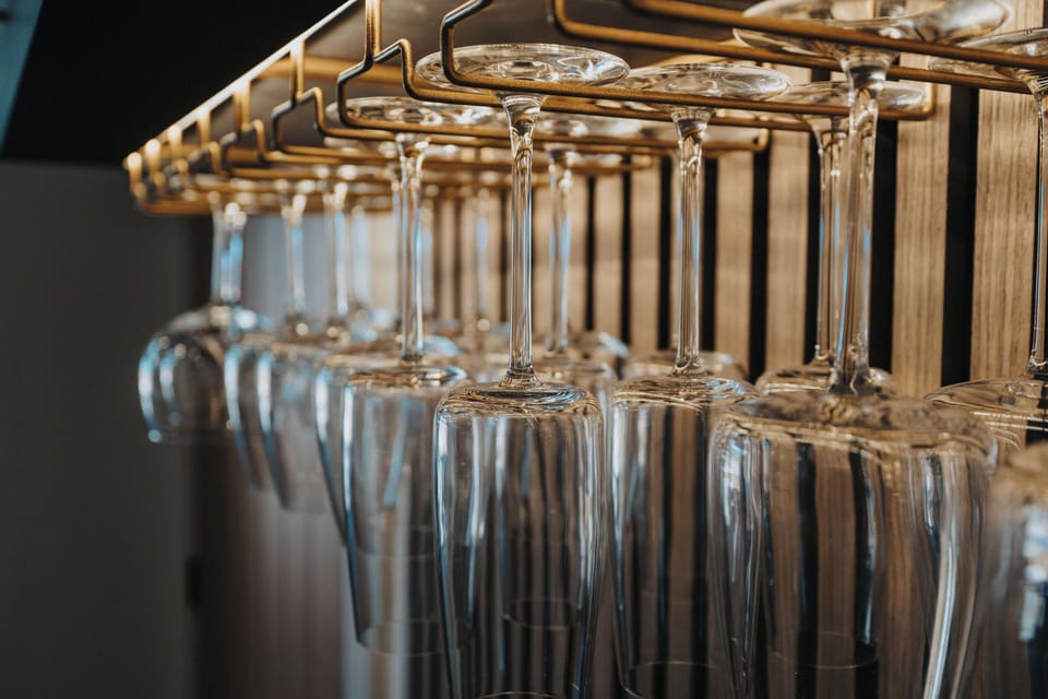 Bar Area:
Your own private bar with wine racks, glasses, and an ice bucket — the perfect spot to start the evening in style.