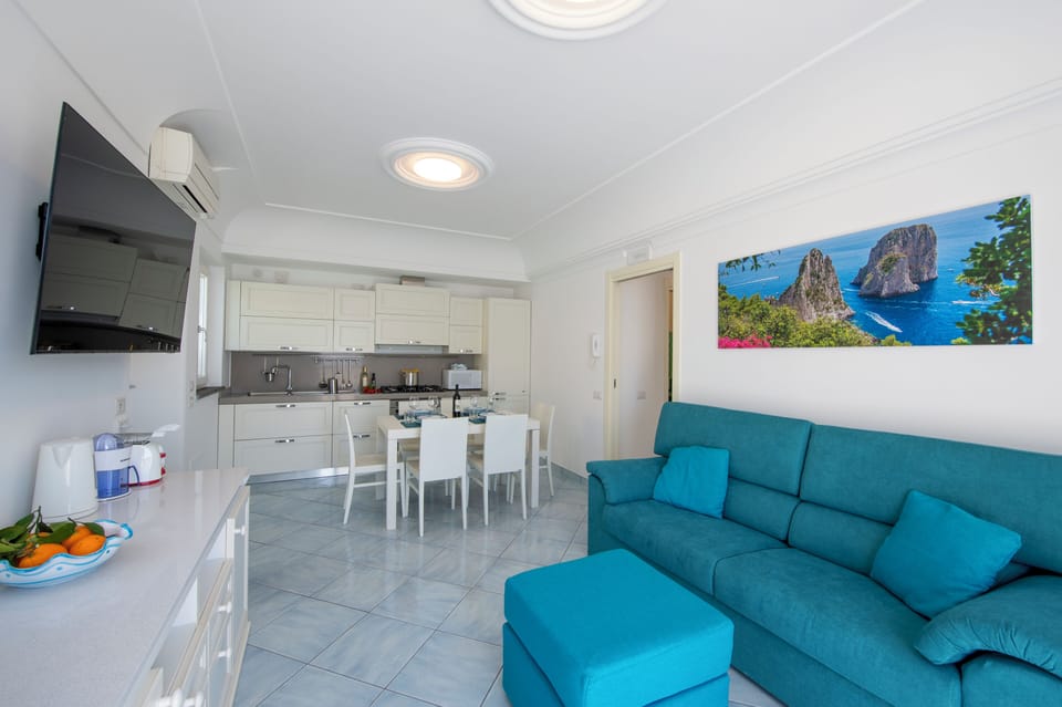 The open-plan space also includes a well-equipped kitchen