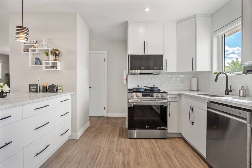 Get inspired to cook in this sleek, modern kitchen, fully equipped with stainless steel appliances, a Nespresso machine, blender, rice cooker, and all the essentials like pots, pans, and cooking basics. Everything you need for preparing delicious mea