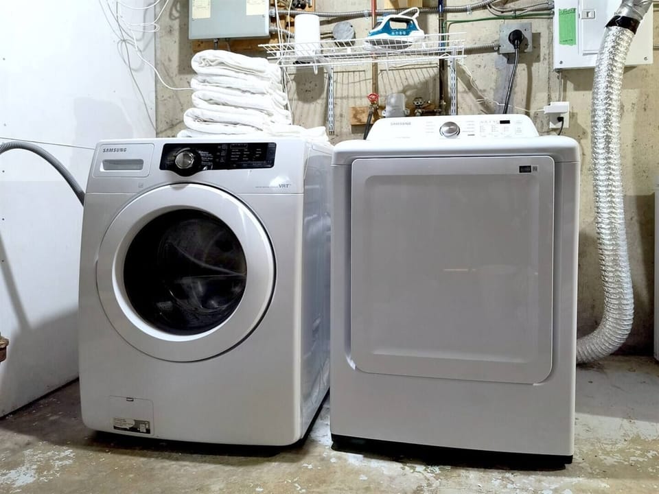 Laundry is on site, with a Samsung washer & dryer plus a shelf of towels, so longer stays & muddy boots are easy to manage.