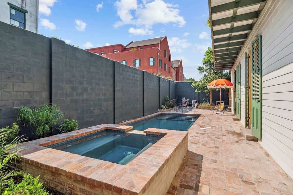 Sunny Courtyard with Private Pool and Hot Tub, Pool Loungers and Outdoor Grill 