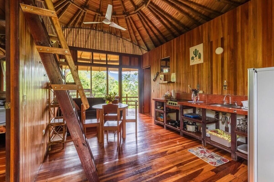Livingroom/fully equipped kitchen