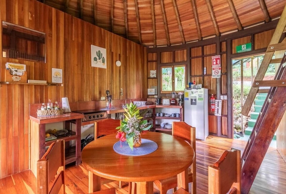 Livingroom/fully equipped kitchen