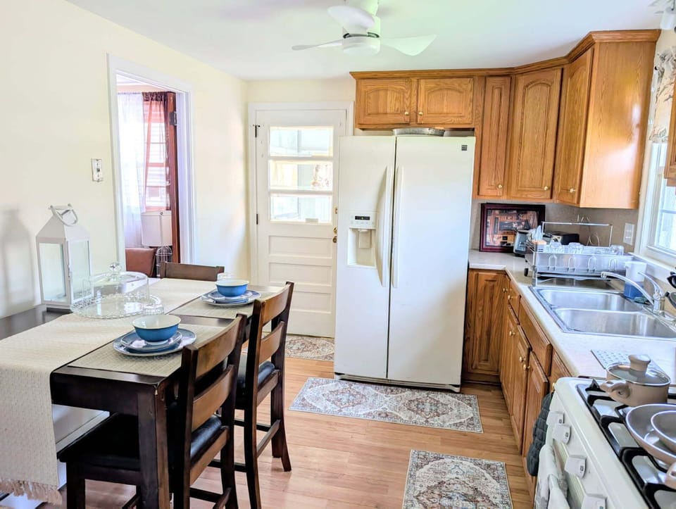 Fully equipped kitchen with modern appliances for easy cooking.