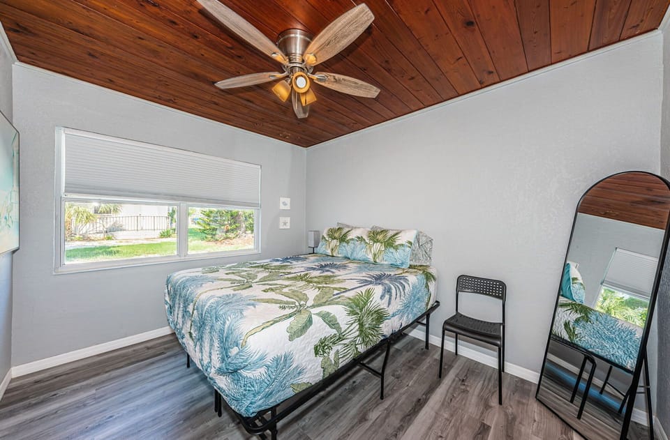 26-web-or-mls-211020Bedroom203a