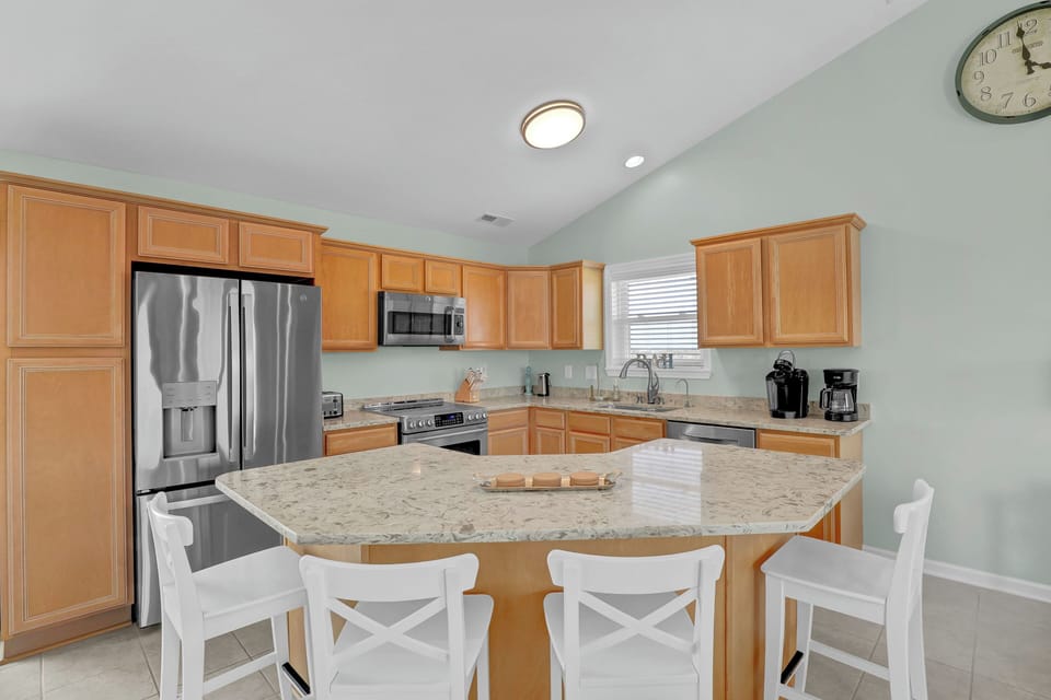 Open plan kitchen seats 4