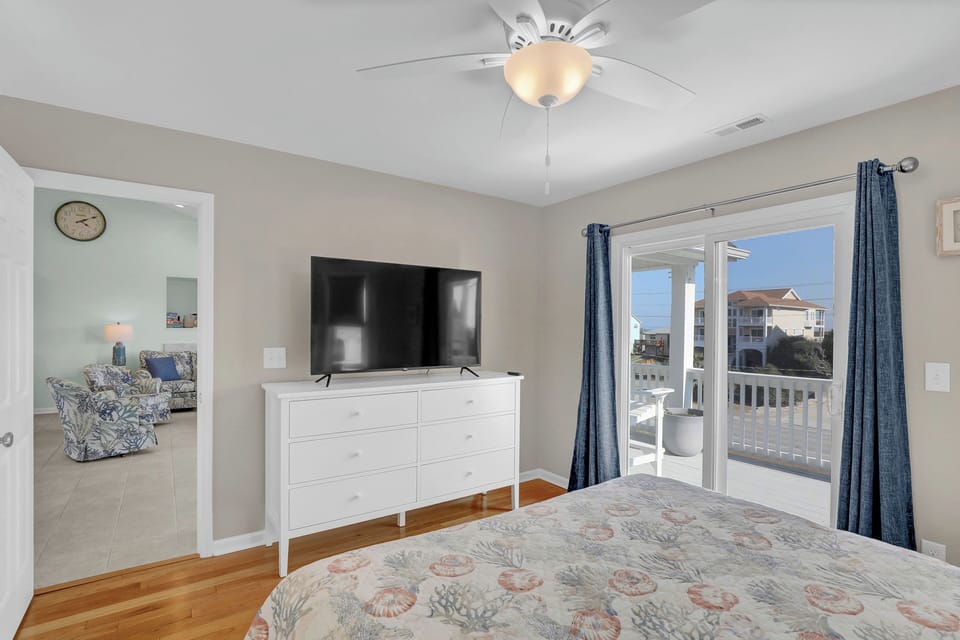 Queen room on main with smart TV