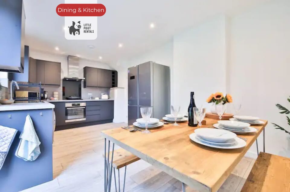 Kitchen at & Dining Little piggy rentals Short Lets & Serviced Accommodation