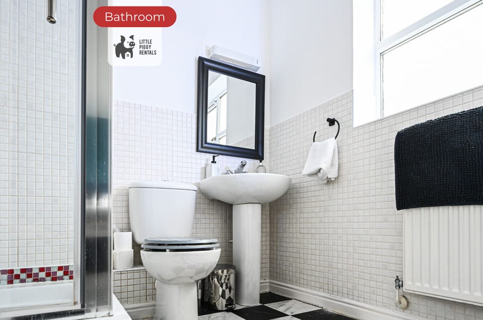 Bathroom at Little piggy rentals Short Lets & Serviced Accommodation