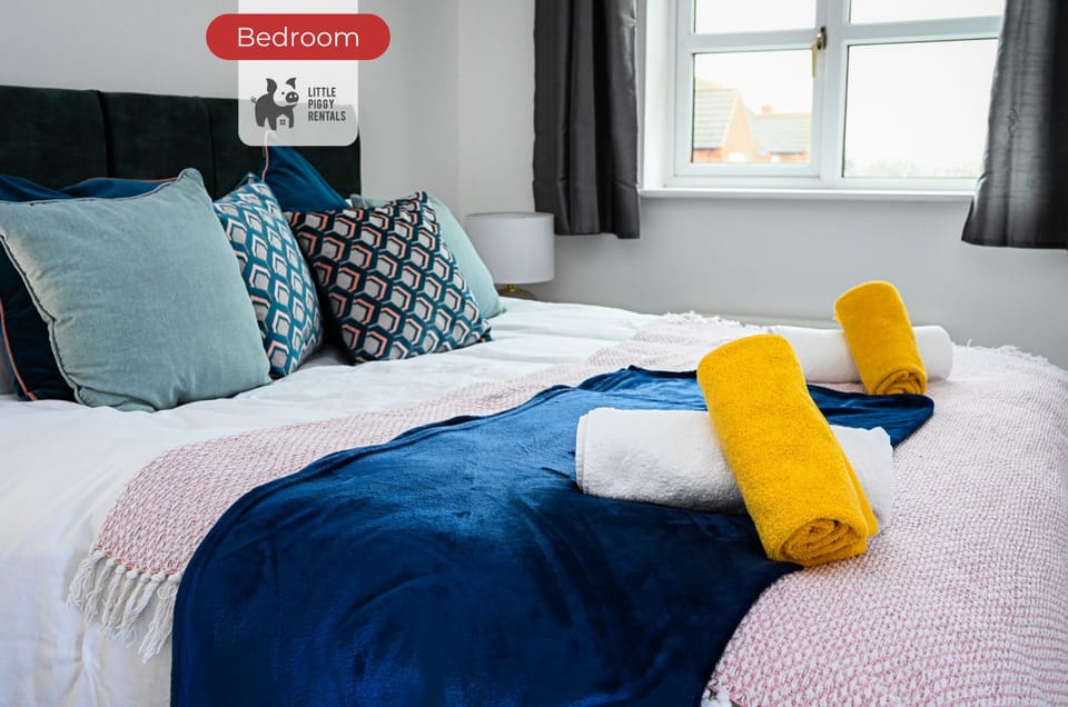 Bedroom at Little piggy rentals Lets & Serviced Accommodation