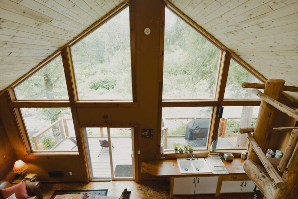 Wall of windows for beautiful nature views and lots of natural light!