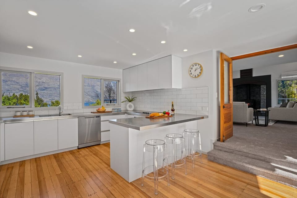 Kitchen Paradise: Bright, spacious kitchen with sleek modern design