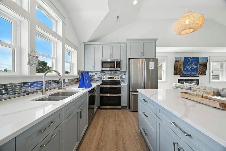 Top-Level Kitchen with Bar (seats 4)