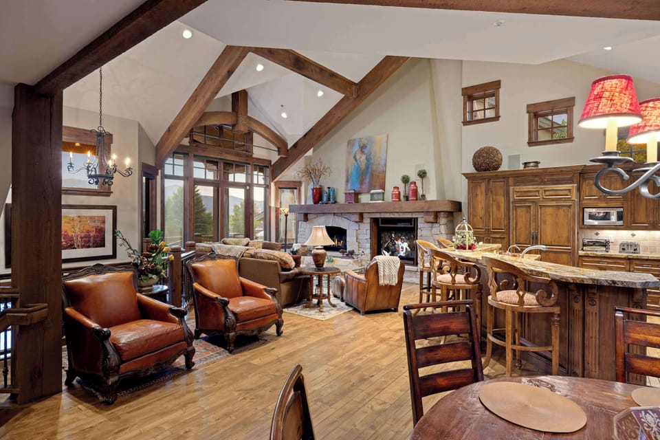 Bright, open living space perfect for après-ski evenings