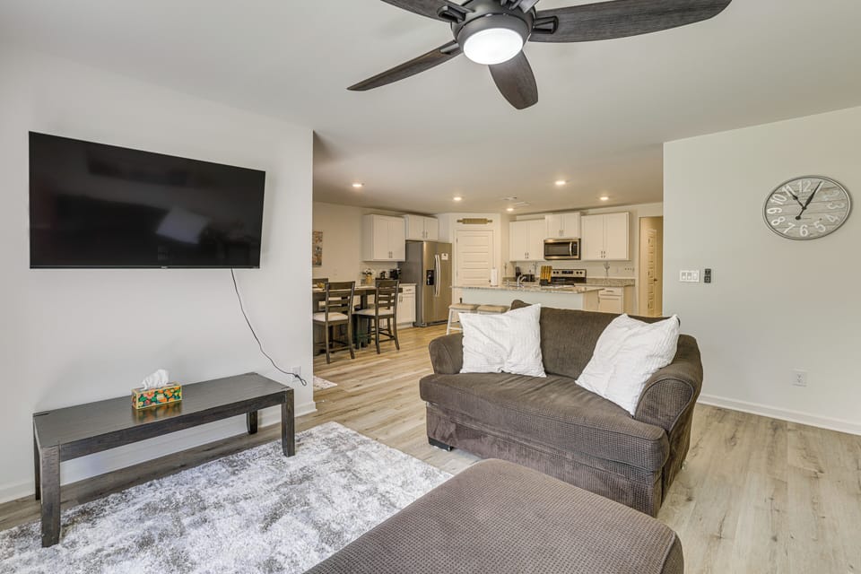 Living Room | Free WiFi | Central Heating & A/C | Smart TV