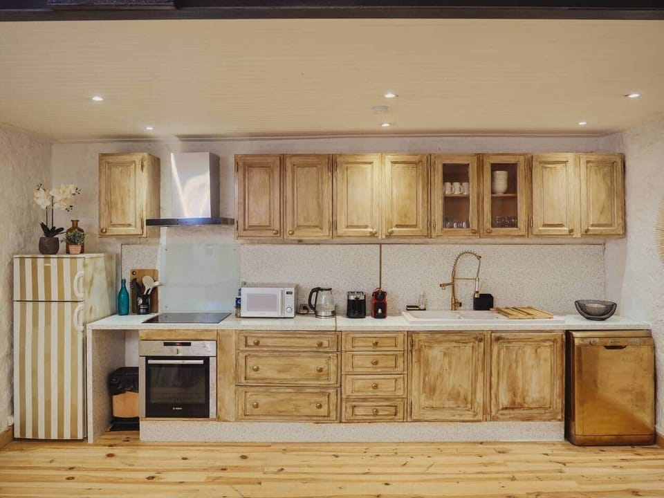 Cuisine ouverte équipée : Four, lave-vaisselle, lave-linge, micro-onde, machine à café Nespresso, réfrigérateur...)