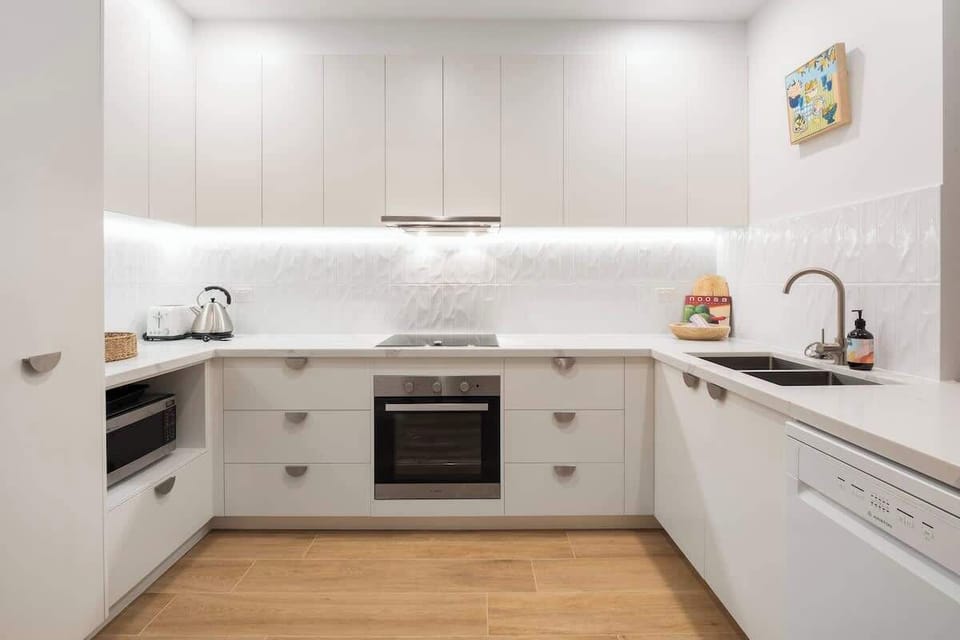 Fully equipped kitchen with stunning lighting details. 