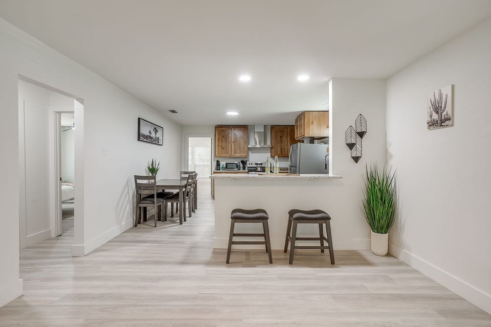 Perfect for casual meals or morning coffee — open space keeps everyone connected.