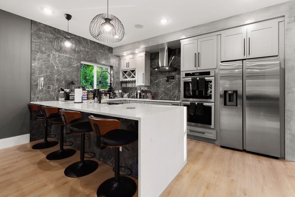 Fully equipped kitchen with high quality granite countertop.