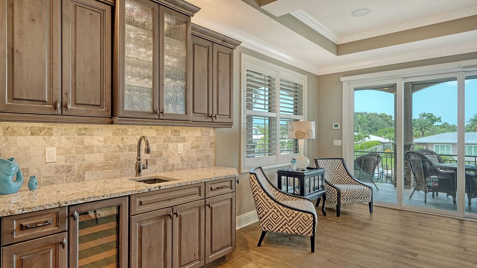 Kitchen with stone backsplash and breakfast nook
