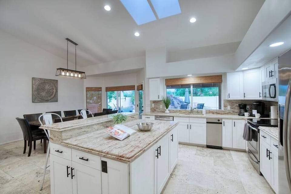 Open layout makes it easy to cook and hang.