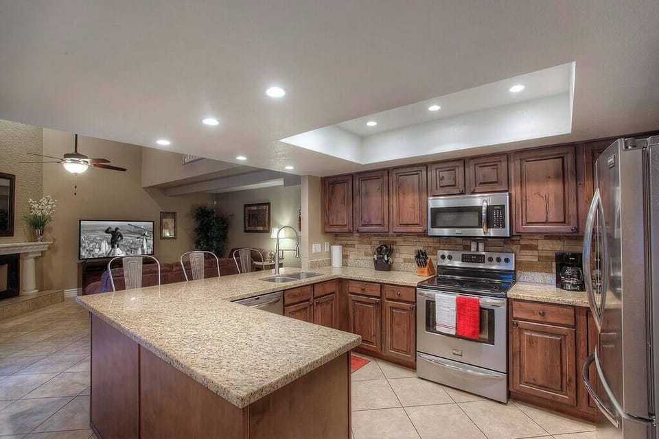 Big kitchen, granite counters, room to cook