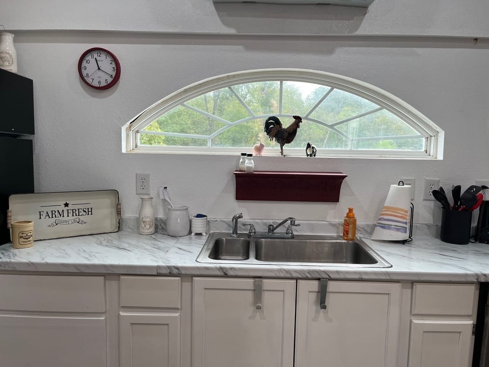 Nice roomy Kitchen for your Favorite Vacation Snacks n Meals 