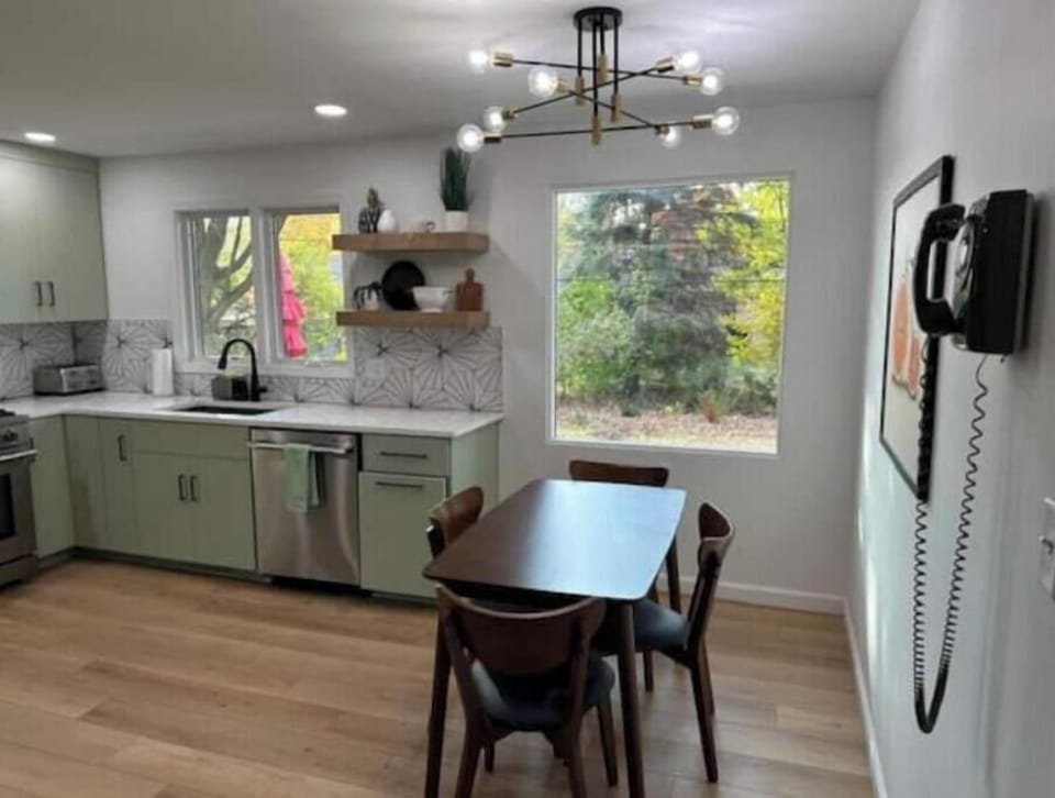 Kitchen & Dinette