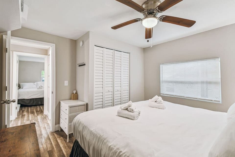 Main Bedroom (King Bed)