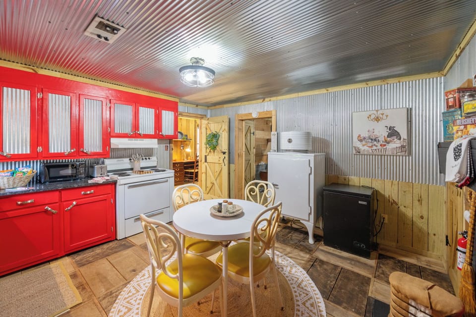 Super cool kitchen/ dining room