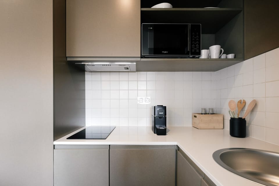 This apartment offers a modern and functional space with essential appliances, ideal for preparing meals during your stay in Porto.