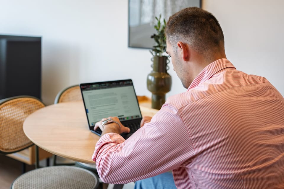 This accommodation offers a comfortable and well-lit workspace, ideal for traveling professionals. The environment combines functionality with modern style.