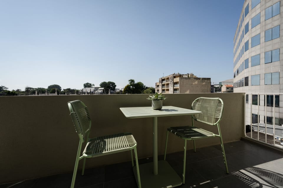 Balcony with city views at Bom Sucesso Executive Flats by Feel Porto, perfect for relaxing after a day exploring the city. Ideal for getaways in Porto.
