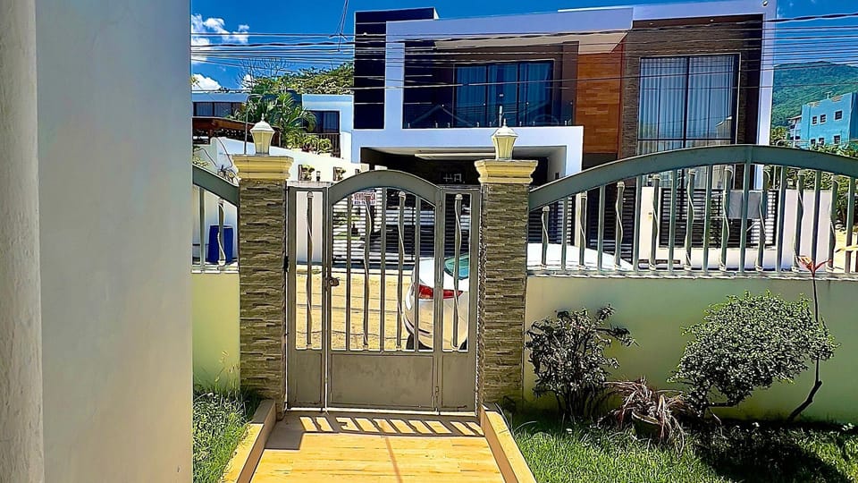Mountain view,View(from property / room),Street view,City view,Garden view