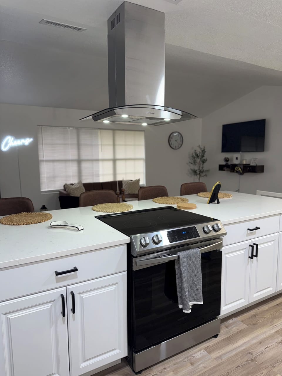 Beautiful open kitchen to prepare with the family