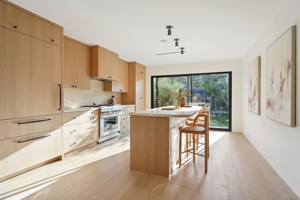 Where warmth meets style – a kitchen with beautiful wooden accents.